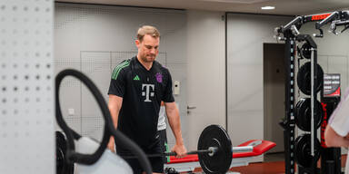 Neuer plagt sich im Training