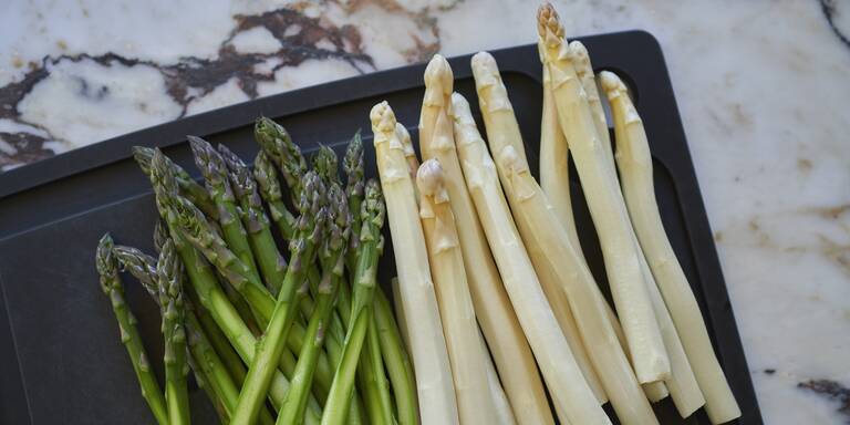 Weißer vs. grüner Spargel: So lange sollten Sie ihn wirklich kochen