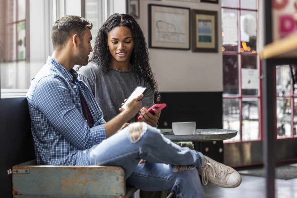 Emotionaler Overkill: So manipulativ ist der Dating-Trend Floodlighting