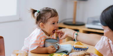 Baby beim Frühstück