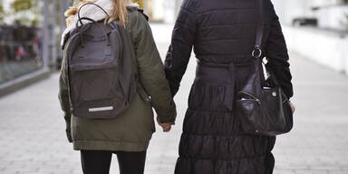 Mutter verkauft Tochter im Internet