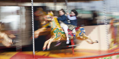 Gondel fliegt aus Karussell - Vier Kinder verletzt