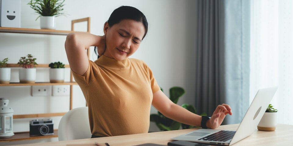 Mit der richtigen Körperhaltung lässt sich die Gesundheit des Nackenbereichs verbessern.