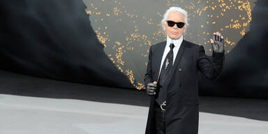Modezar Karl Lagerfeld wurde als enigmatischer Modedesigner zum Mythos.