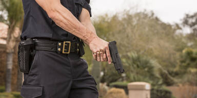 Polizist schießt
