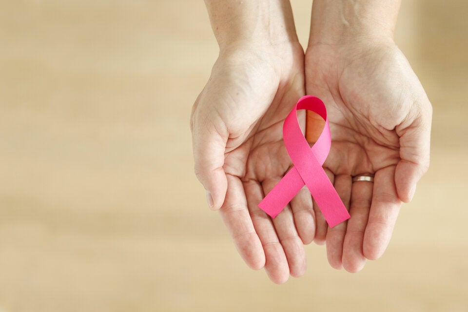 Das Pink Ribbon steht seit über zwei Jahrzehnten für die Solidarität mit an Brustkrebs Erkrankten und macht zudem auf die Wichtigkeit der Krebsfrüherkennung aufmerksam.   