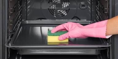 Genialer Hack: Dieses Getränk entfernt Eingebranntes am Backblech
