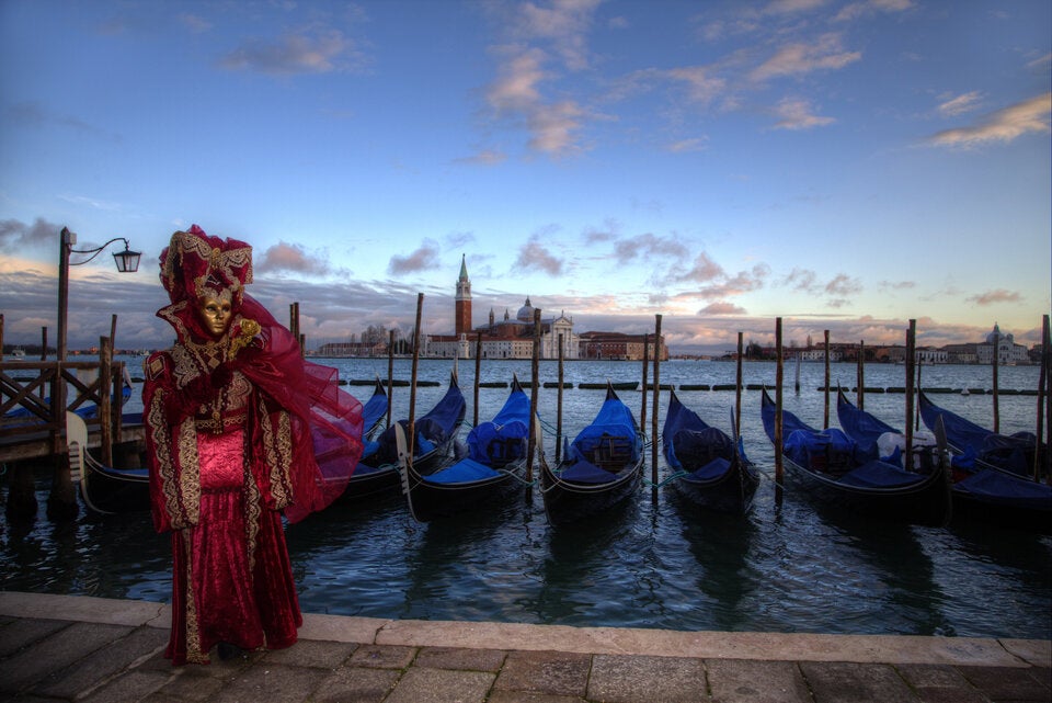 Venedig. Historische Masken, prunkvolle Kostüme und Palazzi verwandeln die Lagunenstadt in einen zeitlosen Maskenball.