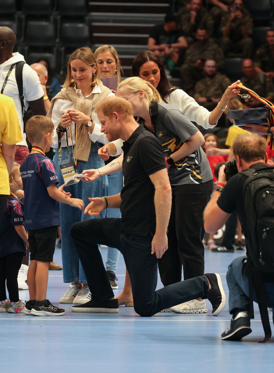 Harry nimmt sich Zeit für seine kleinen Fans.