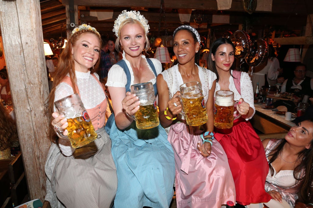 Zur Eröffnung der Münchner Wiesn feierten die Promi-Ladys im Käfer-Zelt.