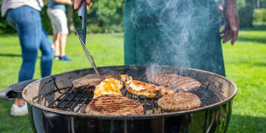 Mit diesem Trick klebt Fleisch nie wieder am Grillrost fest