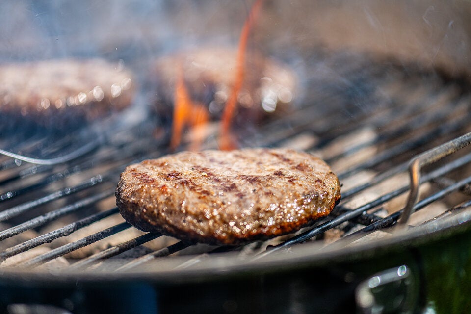 Grill-Hack: Mit diesem Hausmittel bleibt Ihr Fleisch nie wieder am Rost kleben