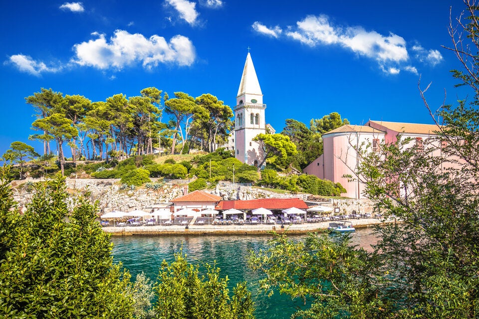 Aussicht auf Hafen und Kirche des malerischen Ortes.