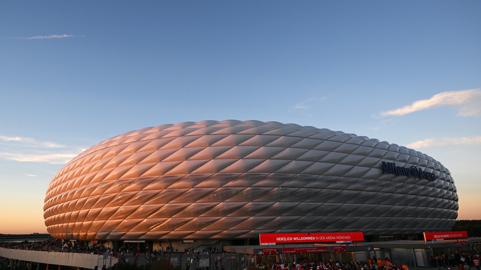 FC Bayern vs. VfB Stuttgart: 1,000 Hooligans Clash in Massive Fan Riot