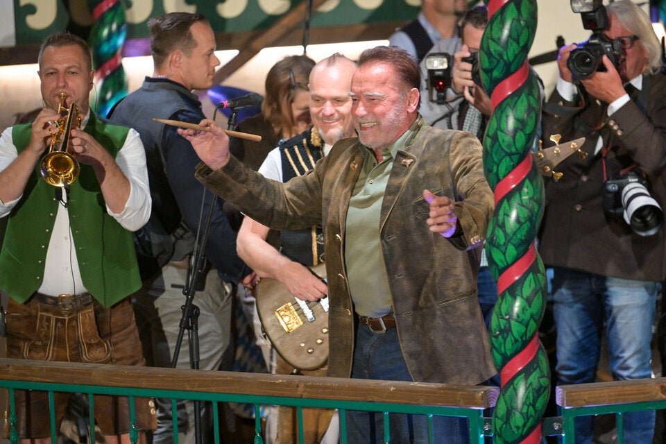 Arnold Schwarzenegger gibt am Oktoberfest den Takt an