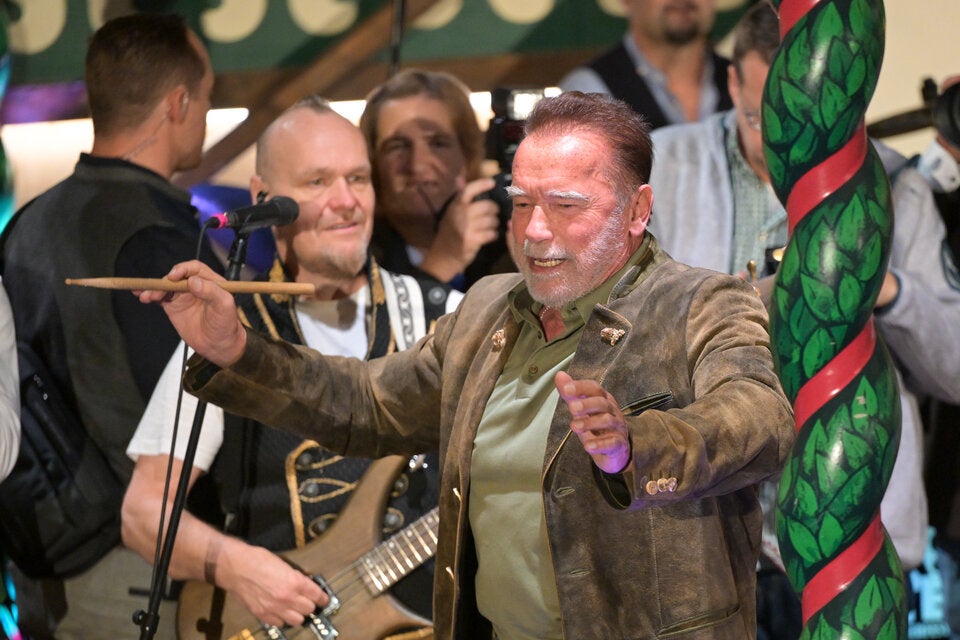 Arnold Schwarzenegger gibt am Oktoberfest den Takt an