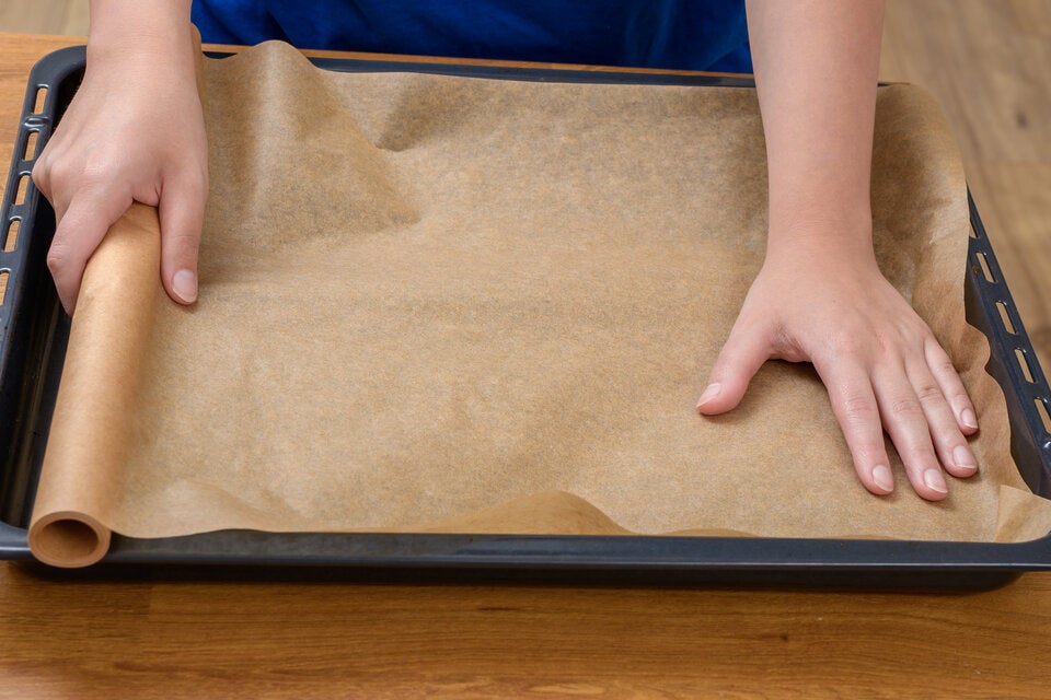 Kein Verrutschen mehr: Mit diesen Hack bleibt das Backpapier an Ort und Stelle