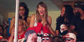 Taylor Swift jubelt ihrem Freund Travis Kelce zu 