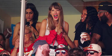 Taylor Swift jubelt ihrem Freund Travis Kelce zu 