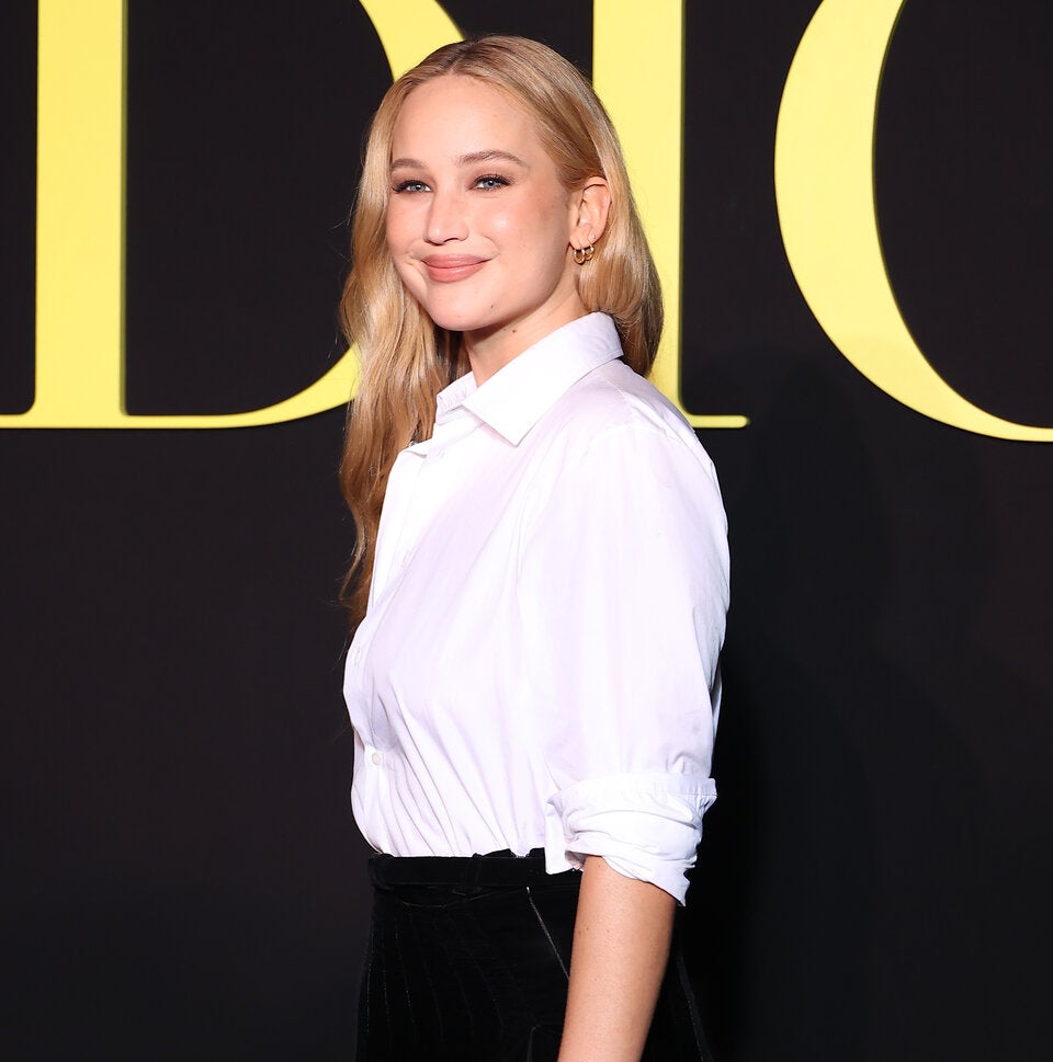 Eingefrorene Mimik und keine Bewegung im Gesicht: Jennifer Lawrences Auftritt bei der Dior-Show in Paris lässt Fans rätseln. 