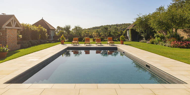 Genial: Mit diesen Pflege-Hacks machen Sie Ihren Pool fit für den Sommer