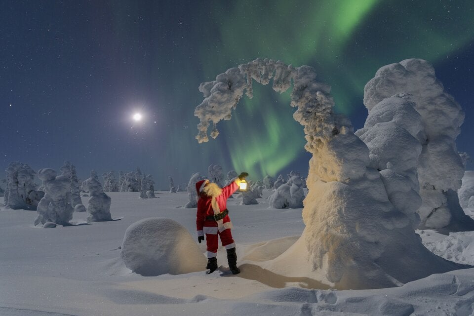 Magische Nächte. Im verschneiten Rovaniemi tanzen die Nordlichter in Grün bis Violett.