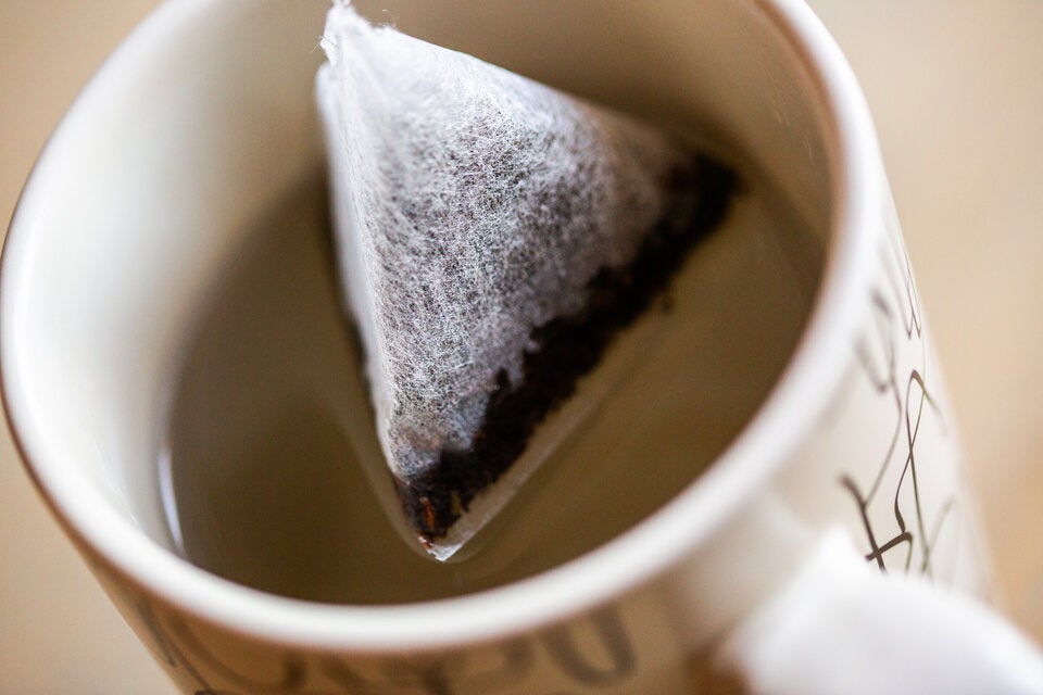 Gesundheitsgefahr: Teebeutel geben Unmengen an Mikroplastik ab!