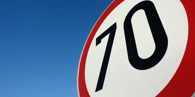 70 km/h Tempolimit Verkehrsschild