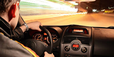 Luxusautos Rasen zu schnell fahren Verkehrss&uuml;nder Tempolimit Raser