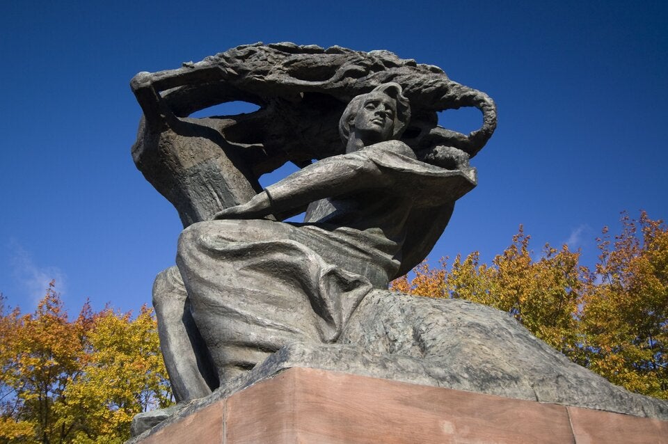 Im KÖNIGLICHEN Łazienki-Park seht das eindrucksvollste Chopin-Denkmal.