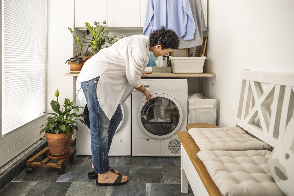 Schweißgeruch aus Kleidung entfernen – Hausmittel, die wirklich helfen