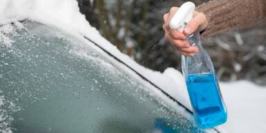 Nie wieder Kratzen: Enteiser-Spray f&uuml;r Autoscheiben selbst machen