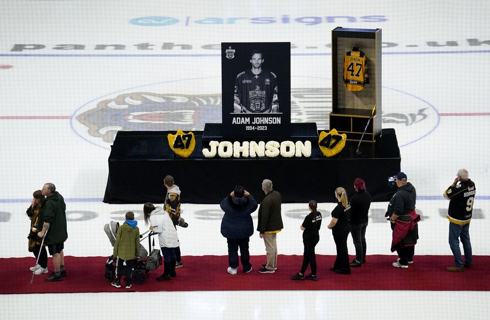 Fans trauern in der Eishalle um Johnson