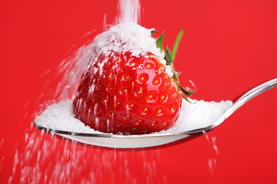 Nicht Zucker! Das sollten Sie stattdessen auf Erdbeeren geben