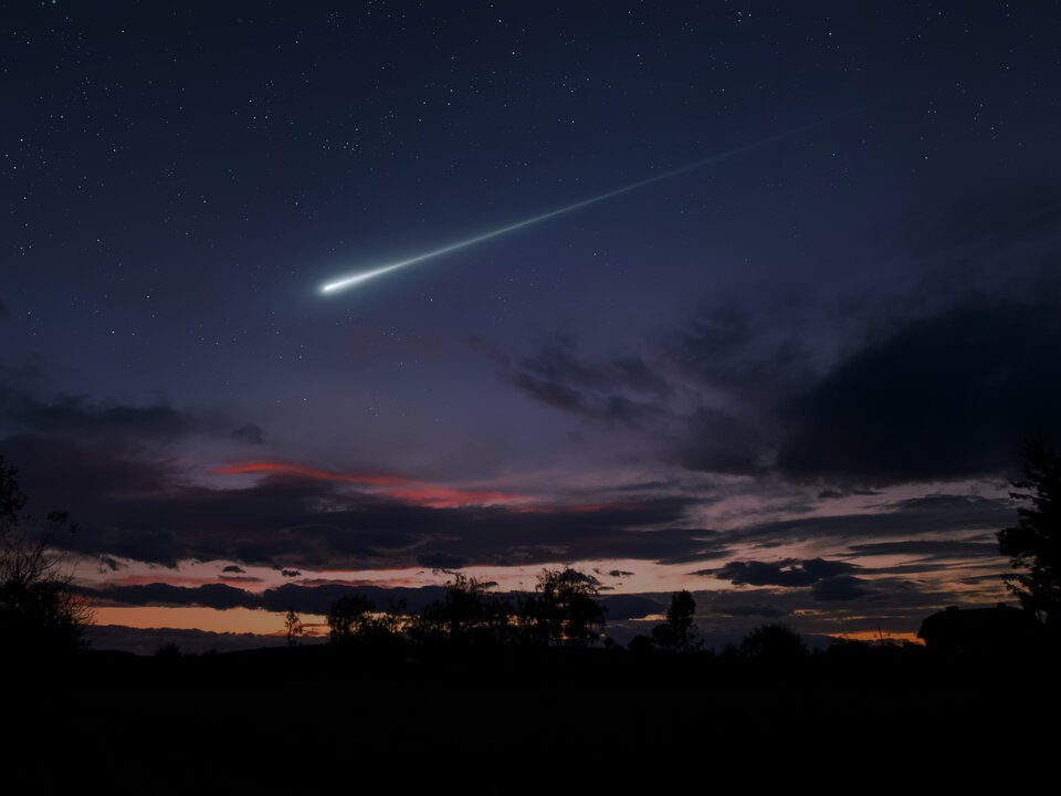 Ein heller Meteor der Tauriden kann kurz stark aufleuchten. 