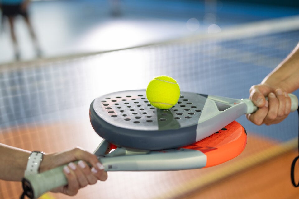 Padel oder Tennis: Welche Sportart ist eigentlich gesünder?