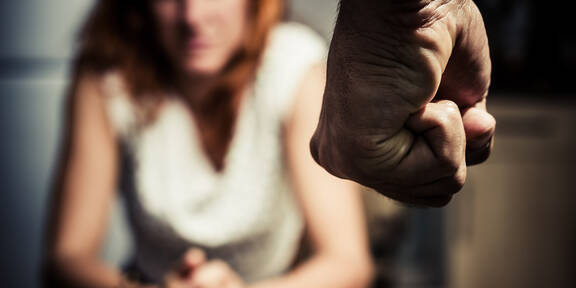 Mann schlägt Frau im Zuge eines Streit