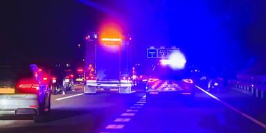 Alkolenker, Baum, Gegenfahrbahn: 3 T&ouml;dliche Unf&auml;lle in der Nacht