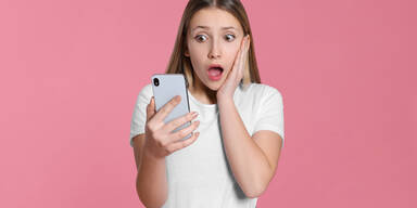 Jugendliche mit Handy