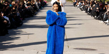 Cardi B wird für Balenciagas Hollywood-Show zum Runway Star