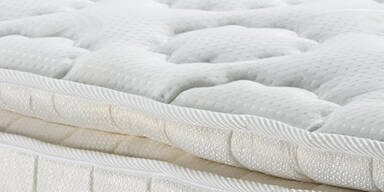 Männer beim Sex auf Ausstellungsbett erwischt