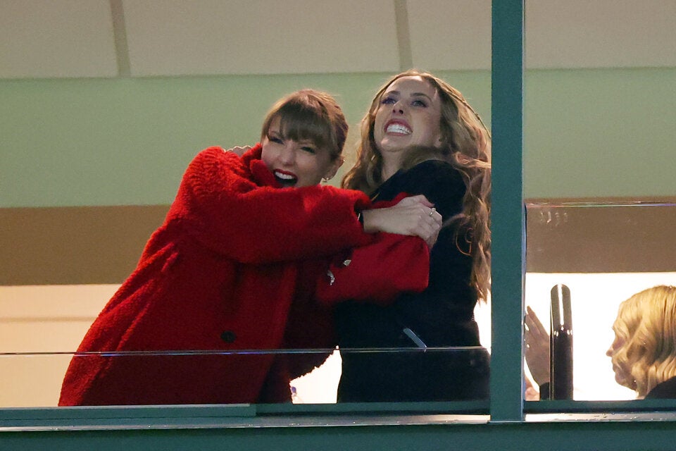 Taylor Swift und Brittany Mahomes feiern die Chiefs-Siege gemeinsam.