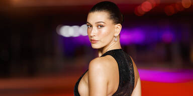 Mit diesem Trick macht Hailey Bieber das Naked-Dress Winter-tauglich