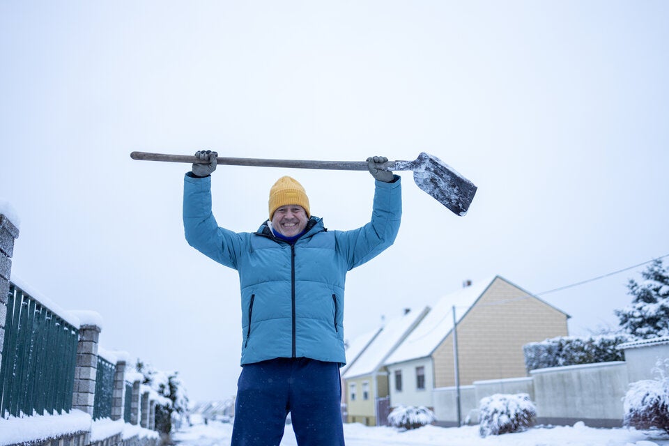 Mehr als Sie denken: So viele Kalorien verbrennen Sie beim Schneeschaufeln & Co.