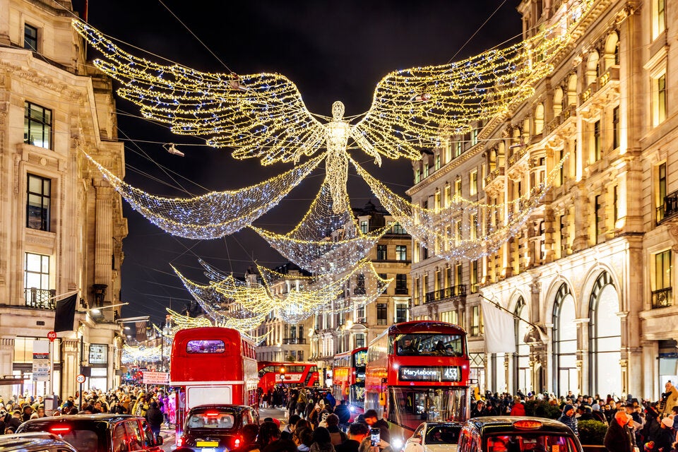 Londons lichter. In der Regent Street funkeln die berühmten Engelslichter.