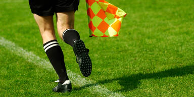 Aggressiver Zuschauer w&uuml;rgt 19-j&auml;hrigen Linienrichter