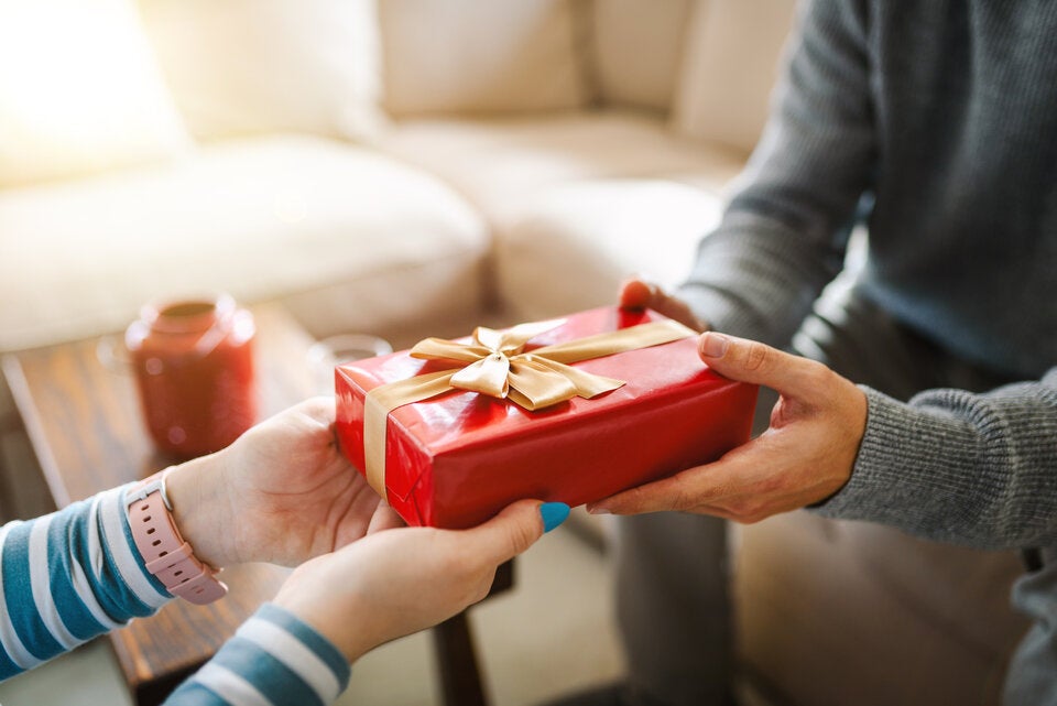 Das sagen Weihnachtsgeschenke wirklich über Ihre Beziehung aus
