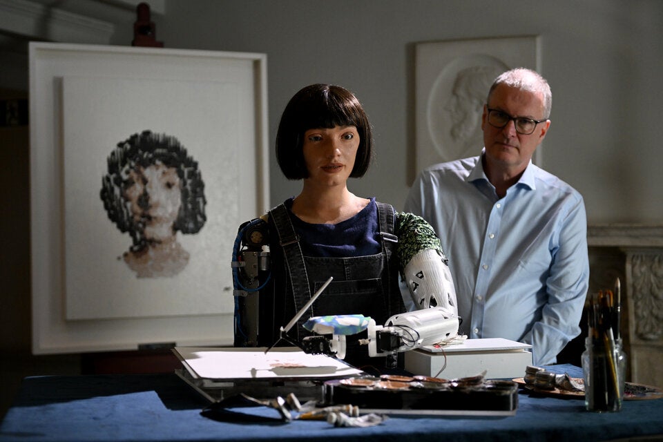 Mike Wooldridge posiert mit dem Roboter Ai-Da während eines Fototermins für die Weihnachtsvorlesungen der Royal Institution am 11. Dezember 2023 in London, England. 