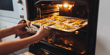 Eingebranntes Backblech? Diese Hausmittel helfen bei Verkrustungen