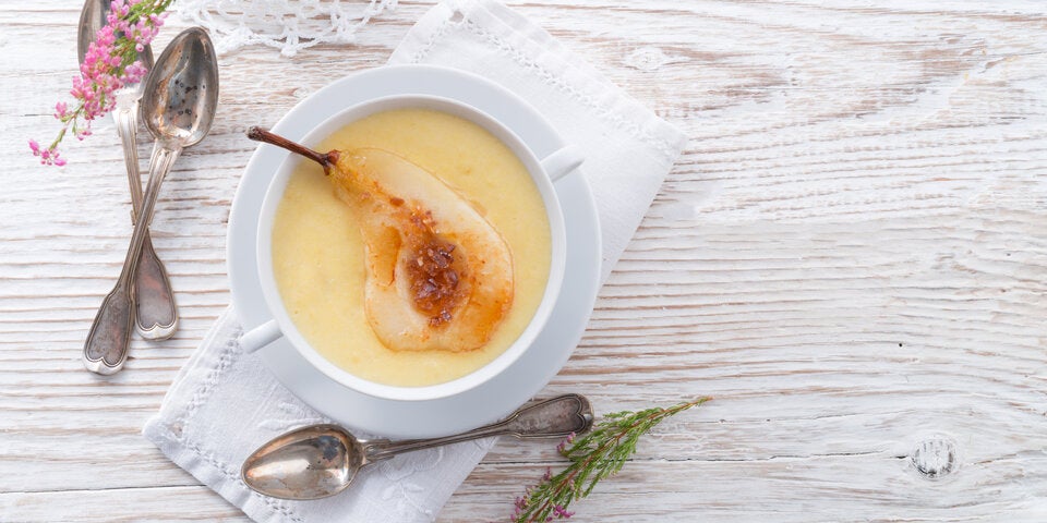Grießbrei mit karamellisierten Birnen und Haselnüssen.